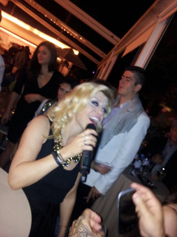 Vedeta nu si-a dat jos colierul pe durata intregii petreceri