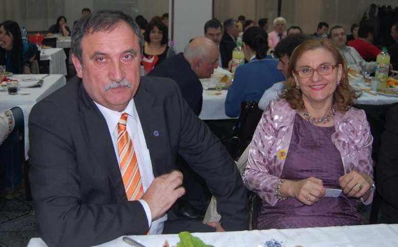 Potrivit ultimei declaratii de avere, Maria Grapini castiga de zece ori mai mult decat sotul ei: ministrul a inregistrat venituri lunare de peste 17.000 de lei, in timp ce partenerul ei de viata are o pensie de 1700! (Sursa foto: facebook.com)