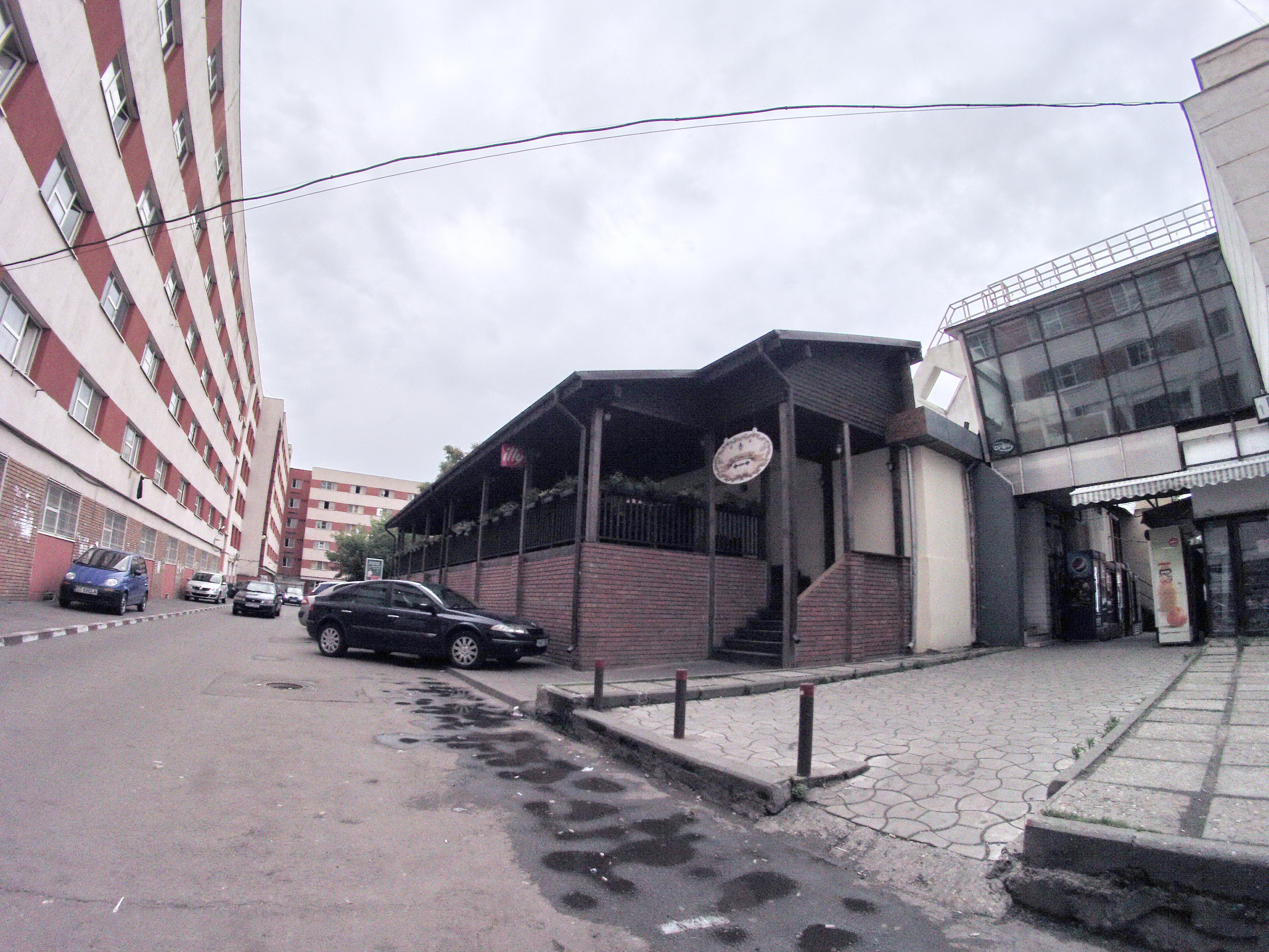 Restaurantul-problema este situat la cativa metri de camin