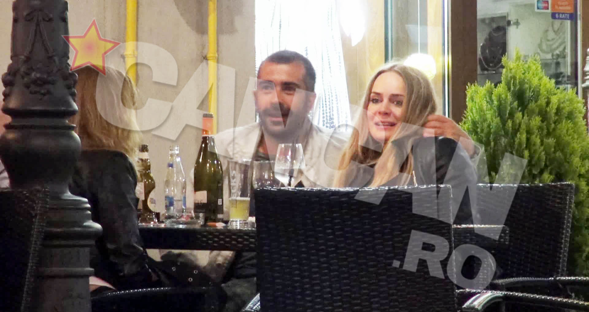 Adnana si Serban au iesit zilele trecute cu un alt cuplu, in Centrul Vechi, unde au baut o sticla de vin la o terasa