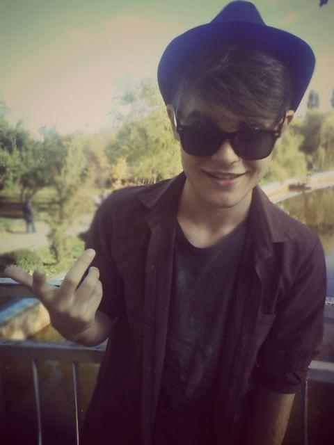 Pustoaicele roiesc in jurul lui David, dar el n-are ochi pentru toate!