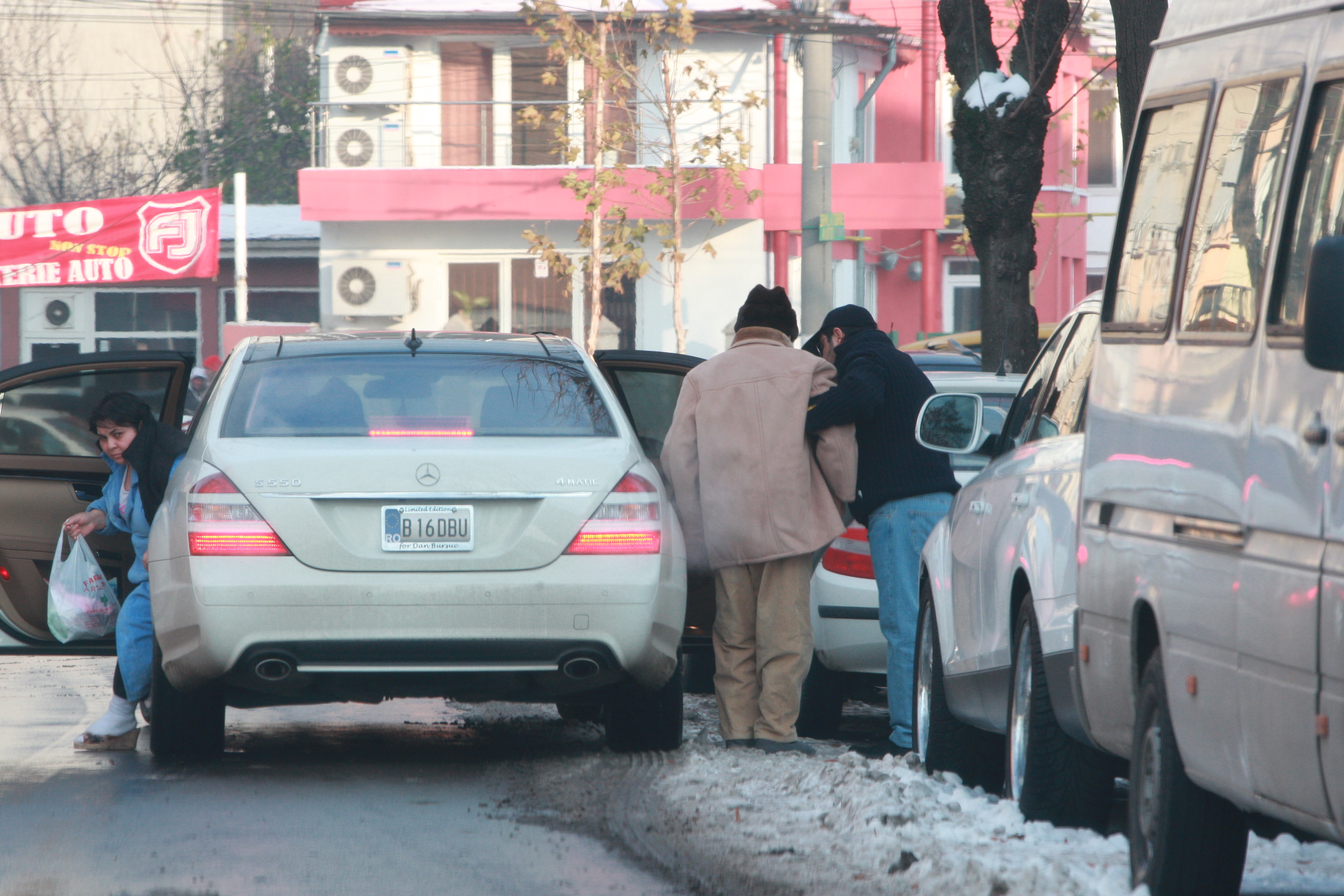 Manelistul Dan Bursuc si-a modificat placutele de inmatriculare de la masina, sa arate