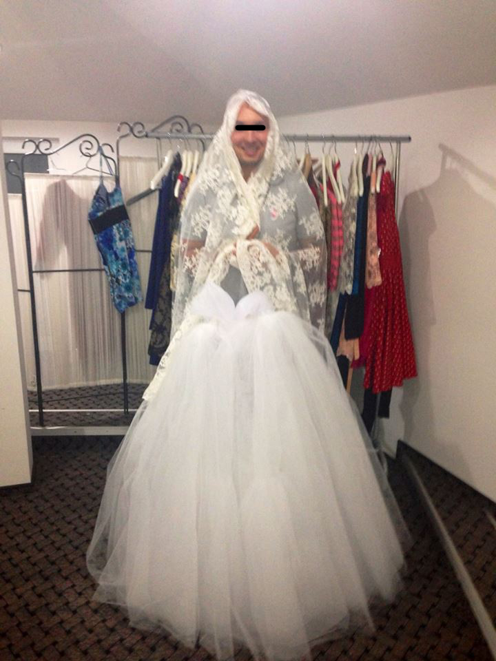 Tanarul, cu rochia de mireasa si cu voalul pe cap(foto:facebook.com)