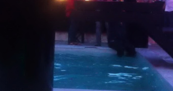 Barbatul a intrat imbracat in piscina