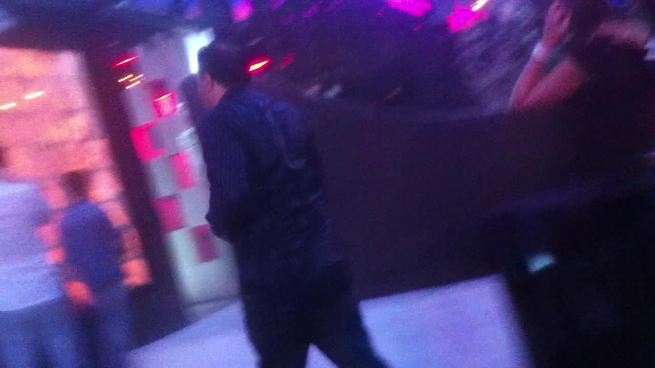 Dupa ce s-a racorit, petrecaretul a plecat din club cu hainele ude