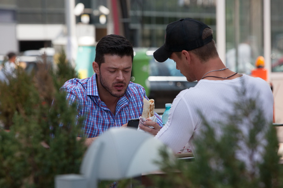 Victor Slav si Bogdan Vladau poposesc la o terasa cu...shaorma