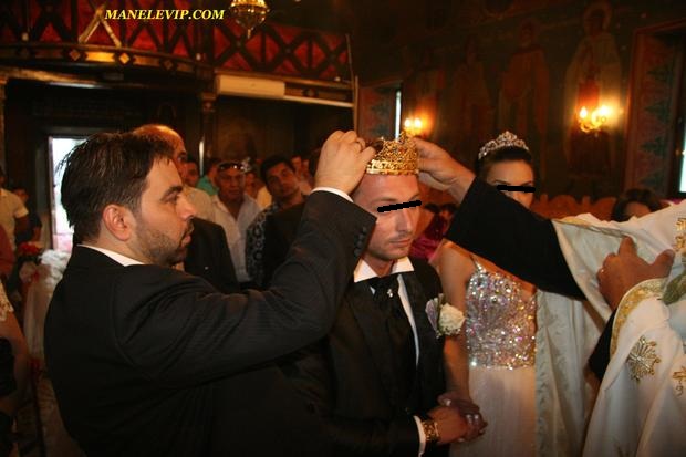 Florin Salam il ajuta pe preot sa-i puna pirostriile pe cap mirelui