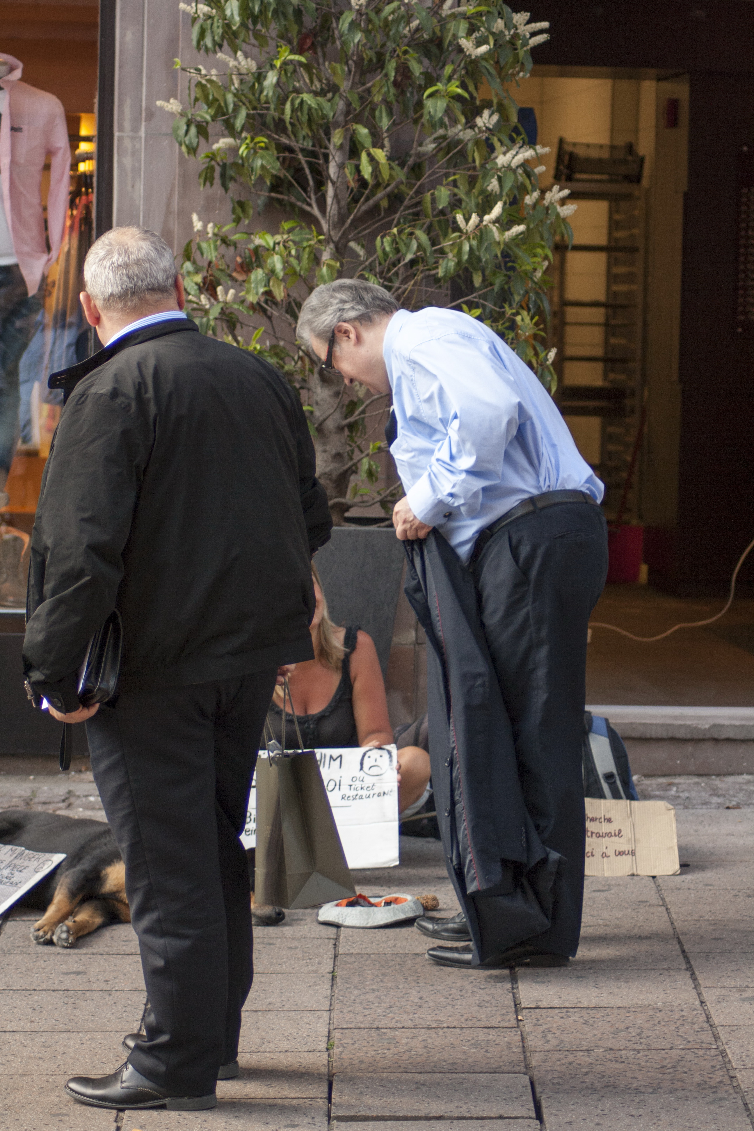 Politicianul i-a dat bani unei femei care cersea