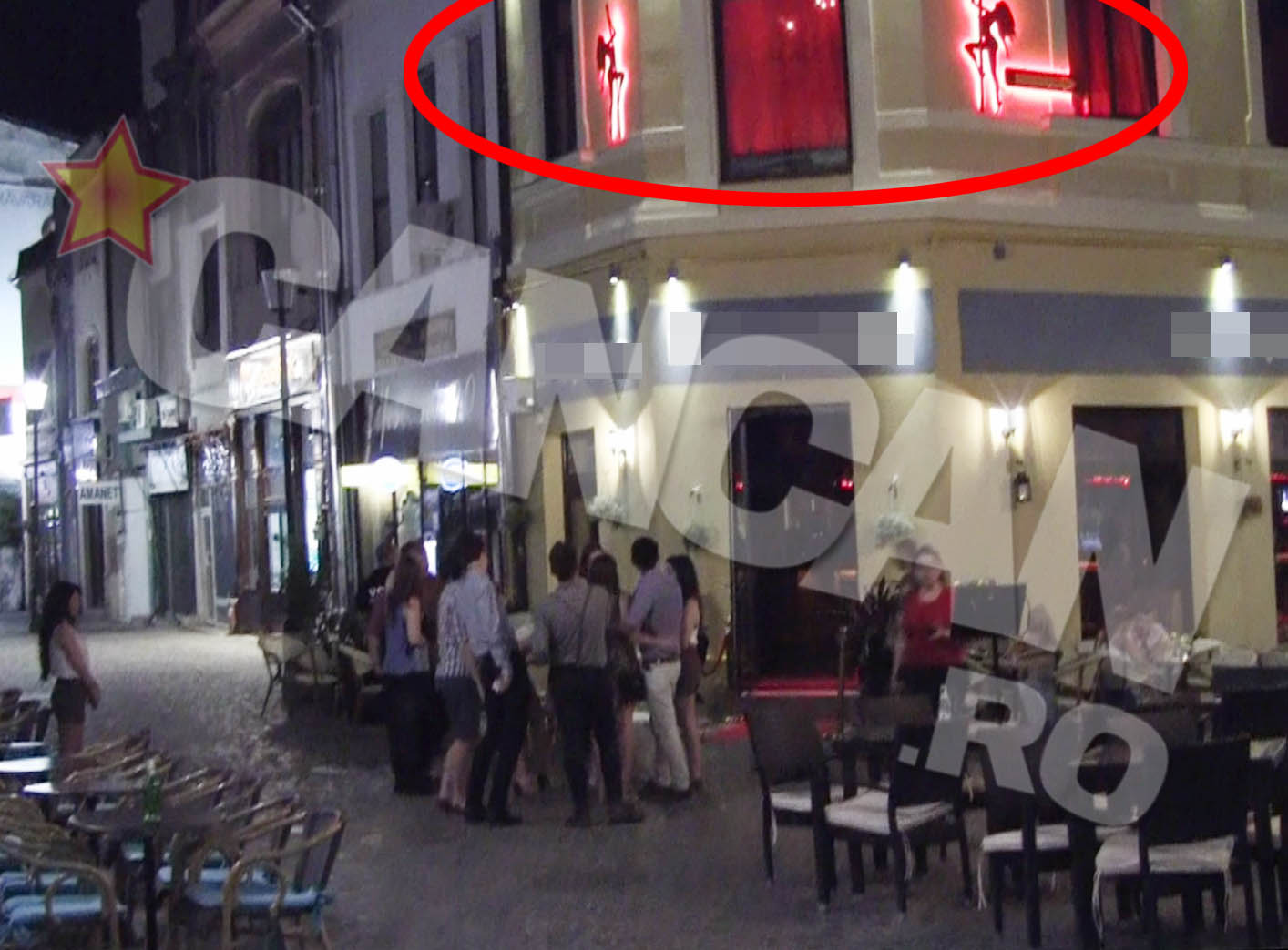 Adolescentii le-au privit minute in sir pe dansatoare