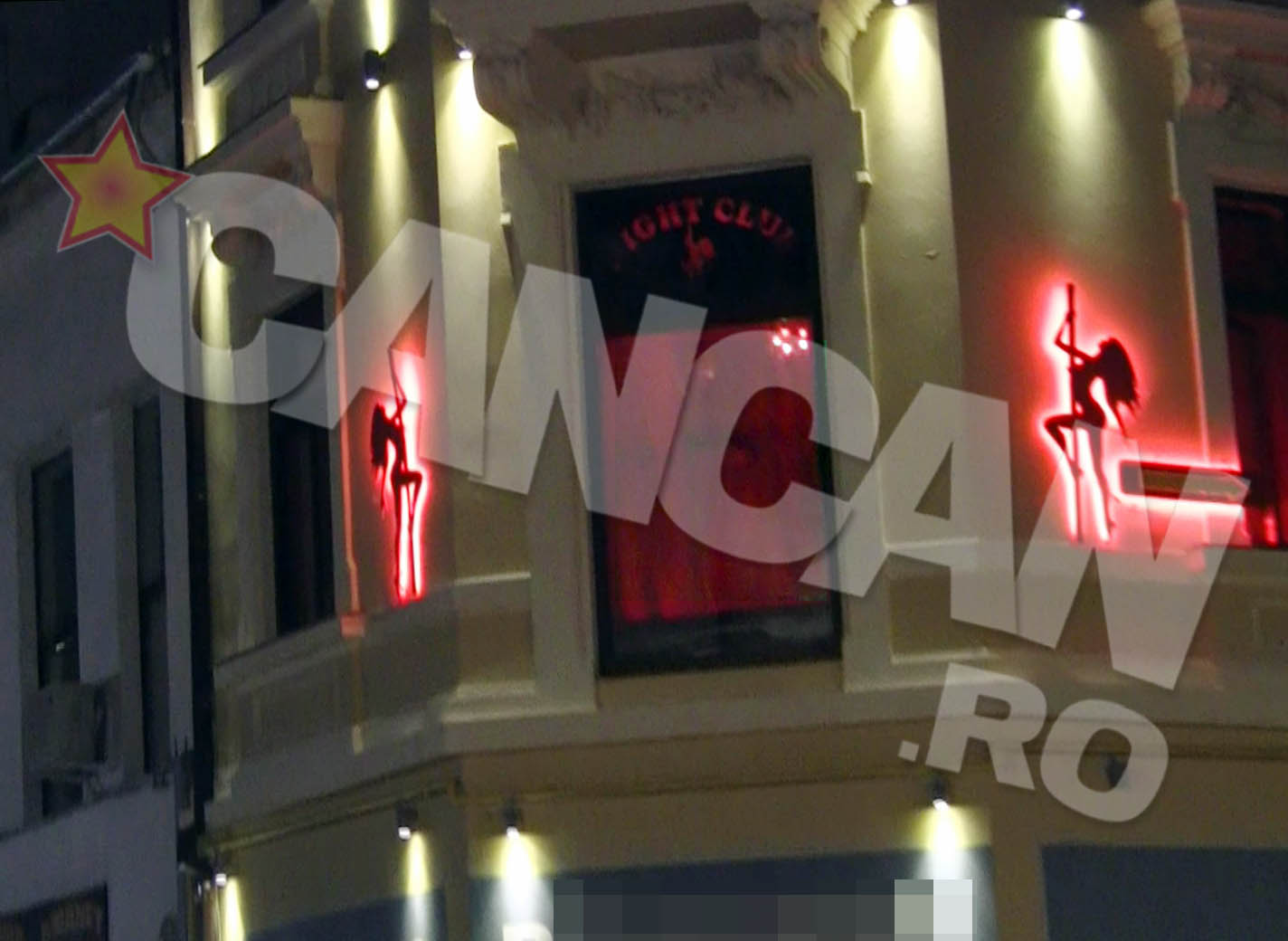 Fata a facut tot posibilul sa atraga privirile