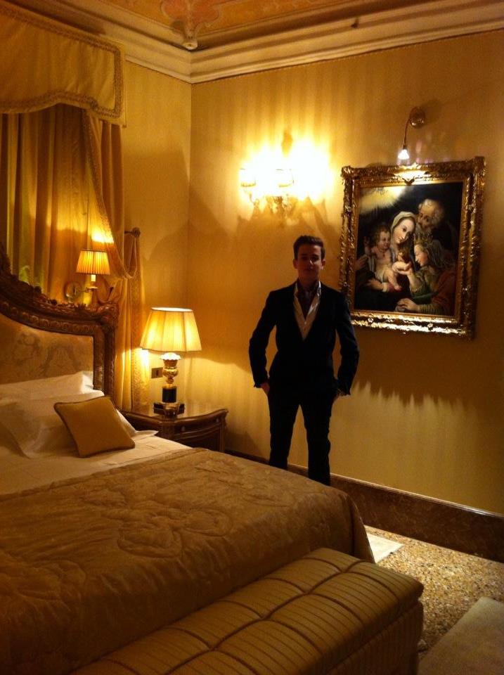 Franco, la patru ace, pregatit de oras, in camera in care s-a filmat The Tourist