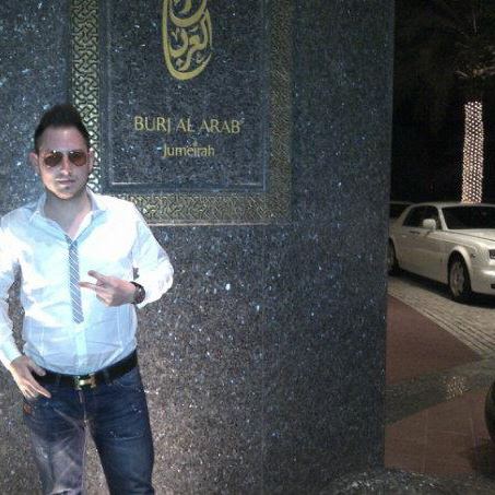 Andrei Versace in fata Burj Al Arab-ului