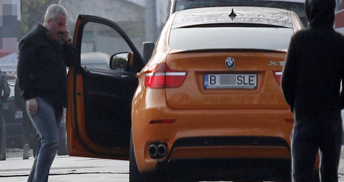 Vasile Balint are un SUV portocaliu