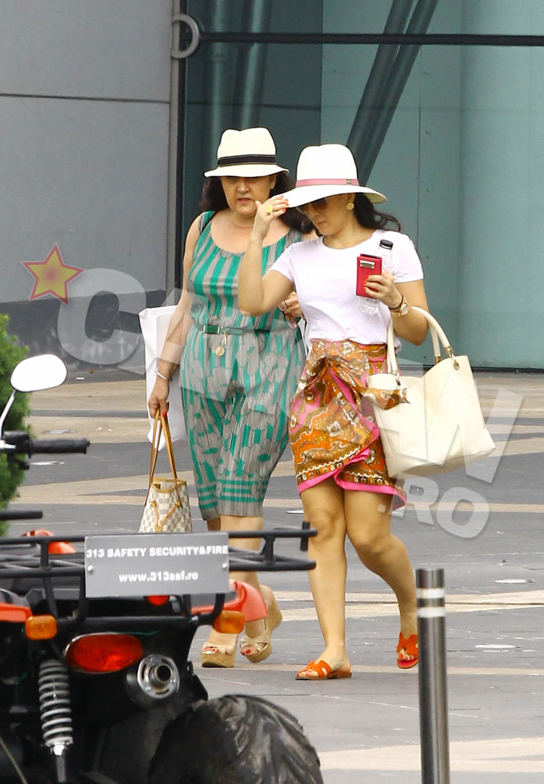 Ochiul avizat remarca, pe langa palariile, gentile si incaltarile de firma, si manichiura si pedichiura perfecte