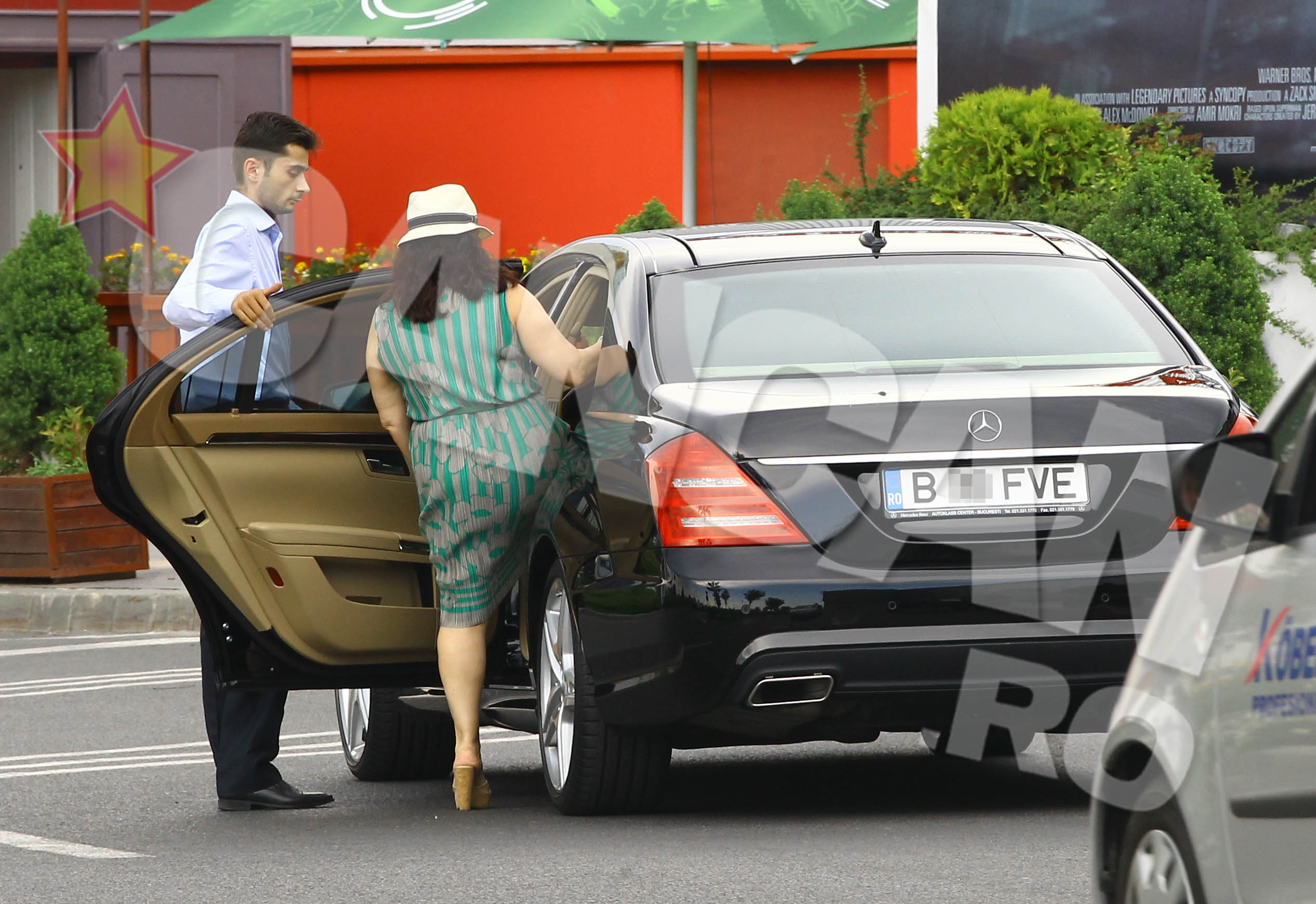 Soferul are grija ca doamna Lidia sa nu fie incomodata de portiera