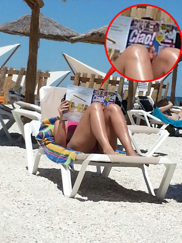 Asezata confortabil pe sezlong, aceasta doamna se delecteaza cu cele mai tari noutati despre vedete