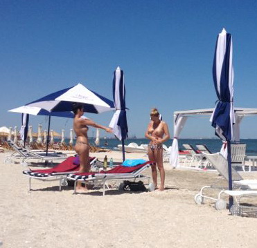 Fericite ca nu-s prea multi turisti prin preajma, doamnele si-au aruncat sutienele de pe ele si s-au pus pe cremuit