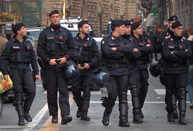 Carabinierii italieni au arestat joi 17 dintre membrii 