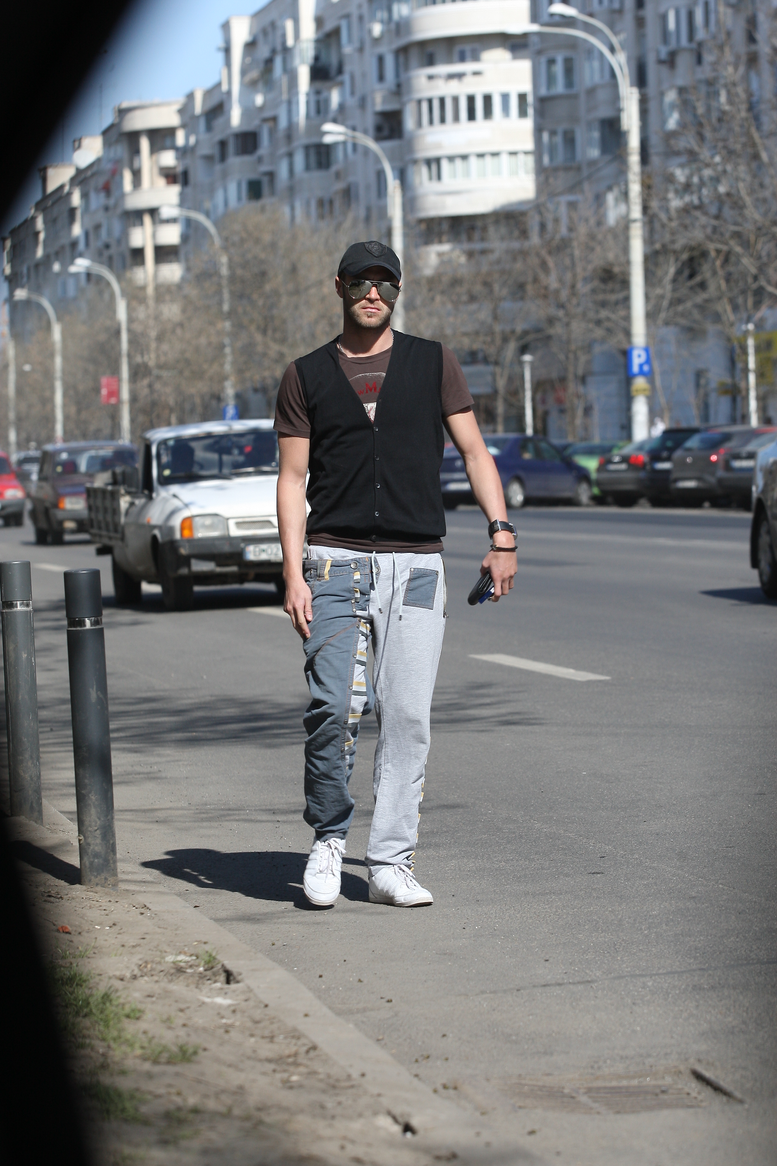 Pulhac a avut dintotdeauna o slabiciune pentru veste. Doar ca nu a stiut mereu sa le asorteze