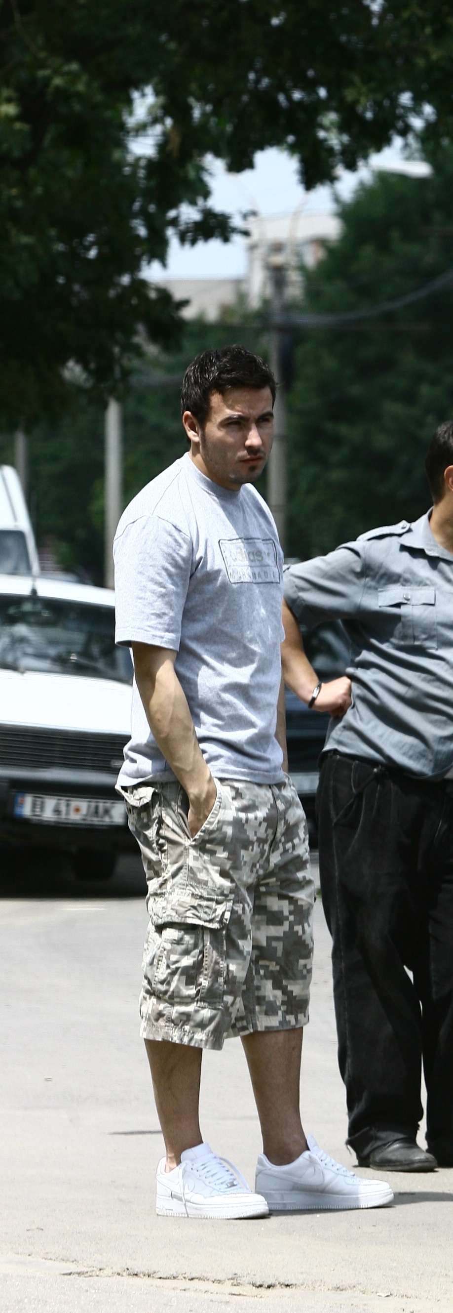 Adrian Cristea afisa inainte o silueta robusta si haine de rapper