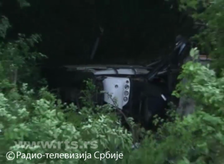 Autobuzul dupa ce a sarit de pe sosea