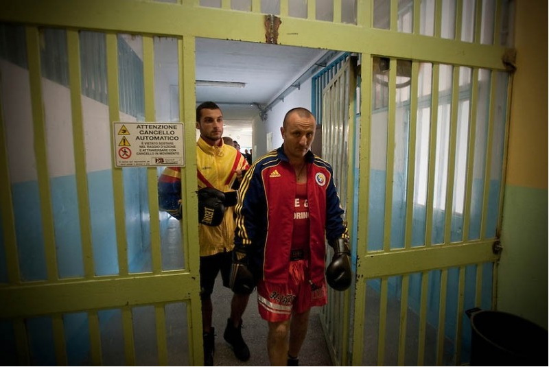 Fostul boxer Viorel Oarza este inchis intr-un penitenciar din Torino pentru tentativa de omor, procurorii italieni spunand ca el controleaza mafia romaneasca din spatele gratiilor