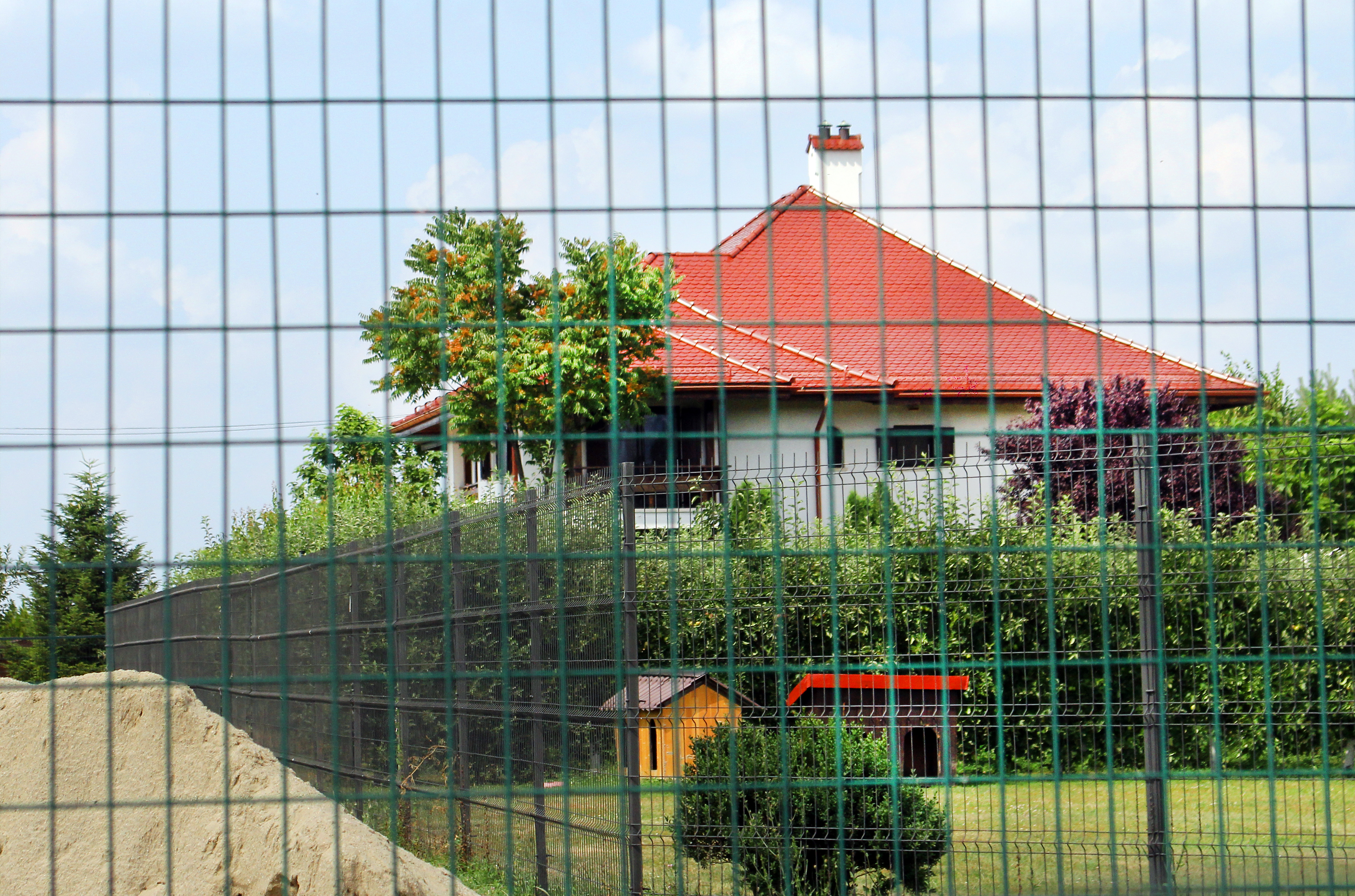 Vila lui Mugur Isarescu are iesire la lac