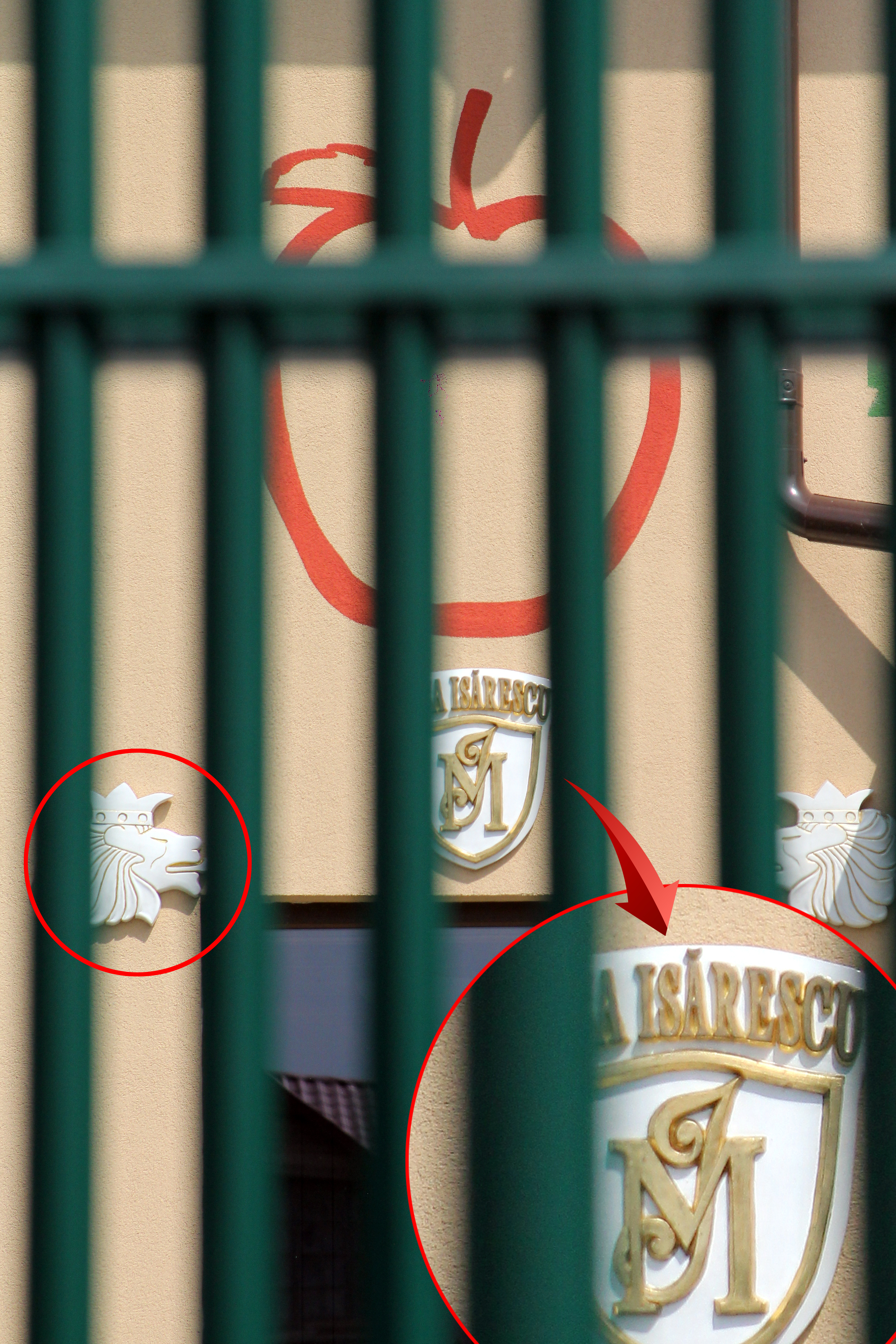 Bancherul si-a pus pe casa cei doi lei care fac parte din blazonul sau