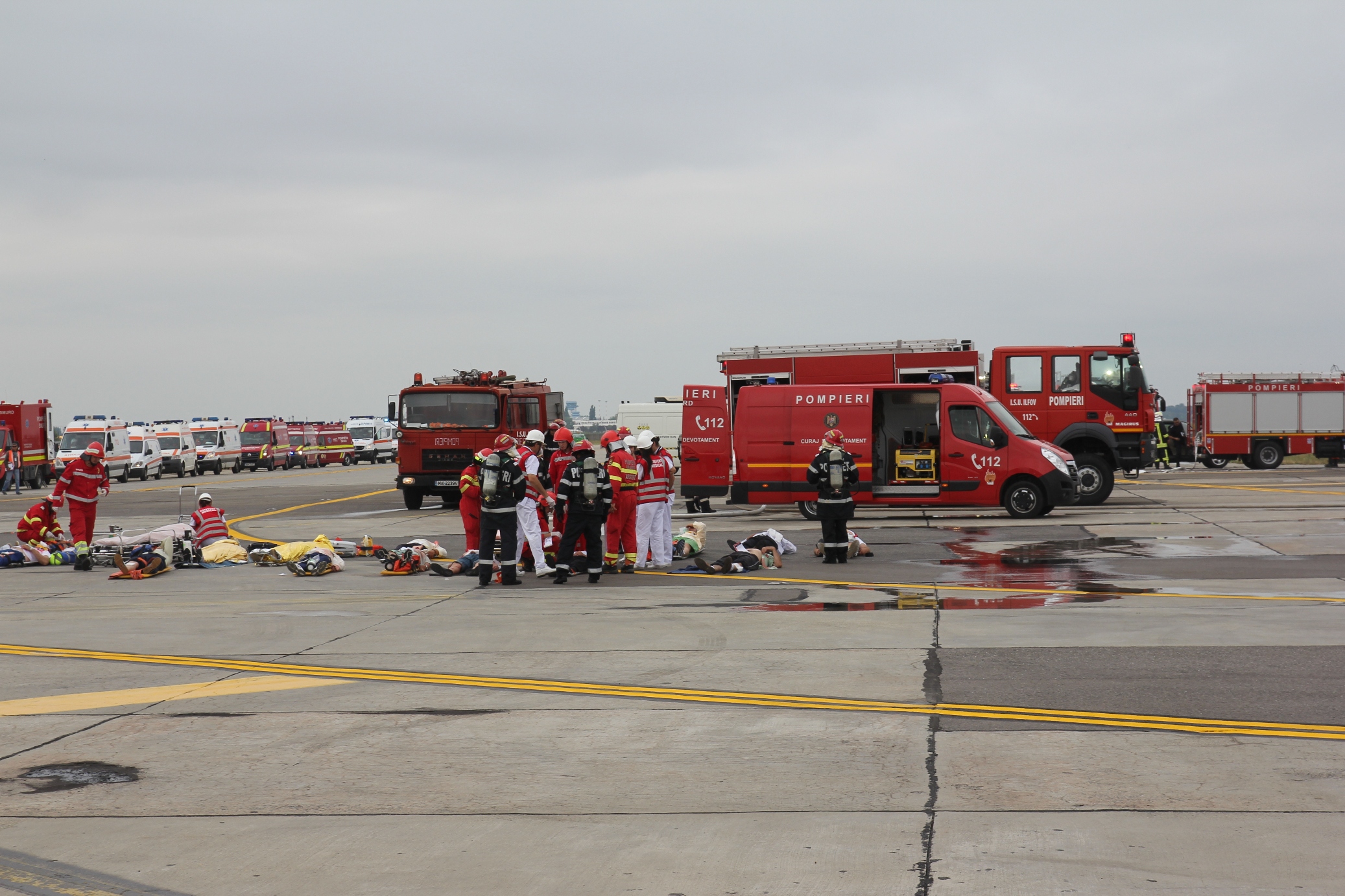 Victimele stau intinse pe asfalt langa aeronava