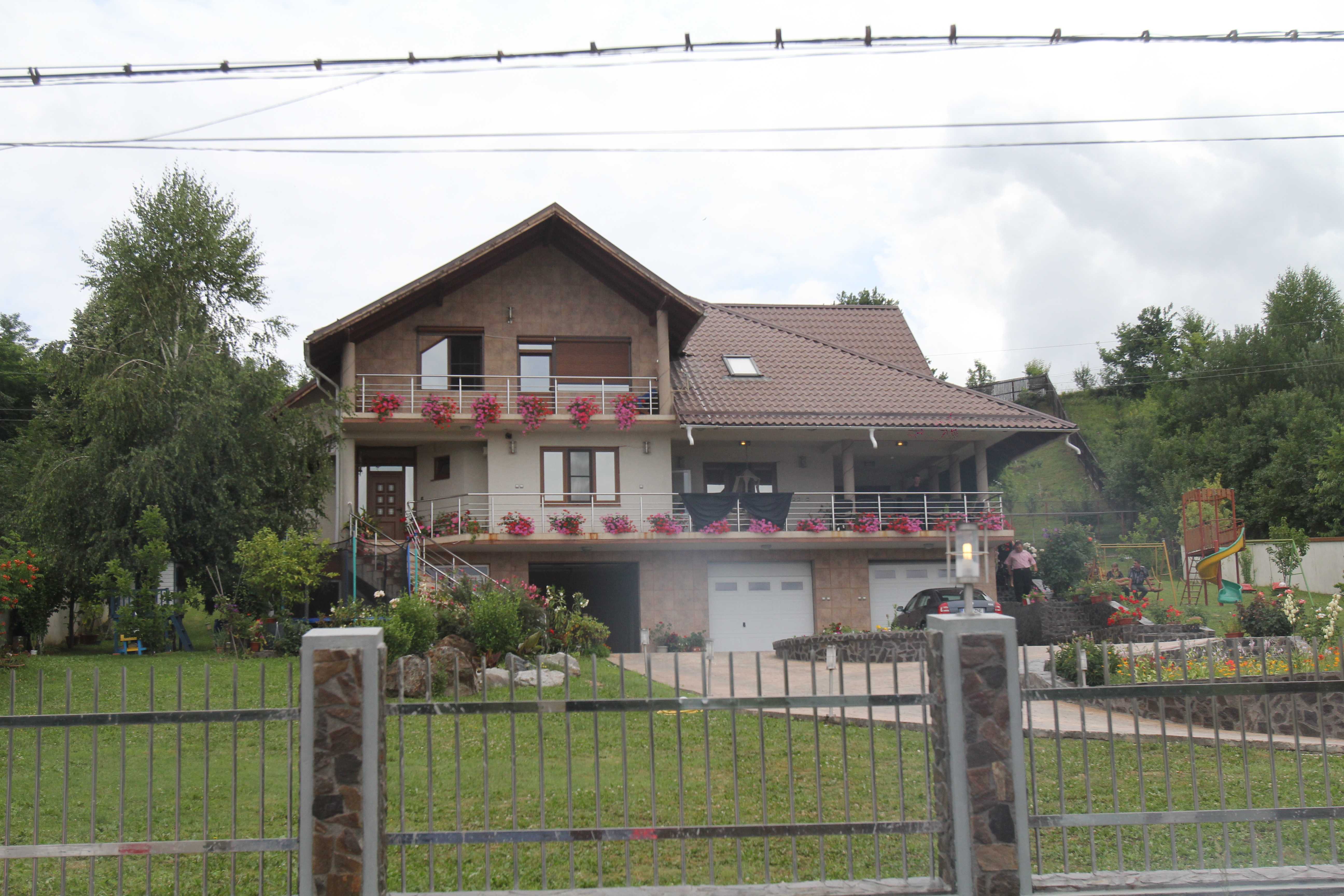 O panglica mare, neagra, anunta nenorocirea din familia afaceristului din Curtea de Arges