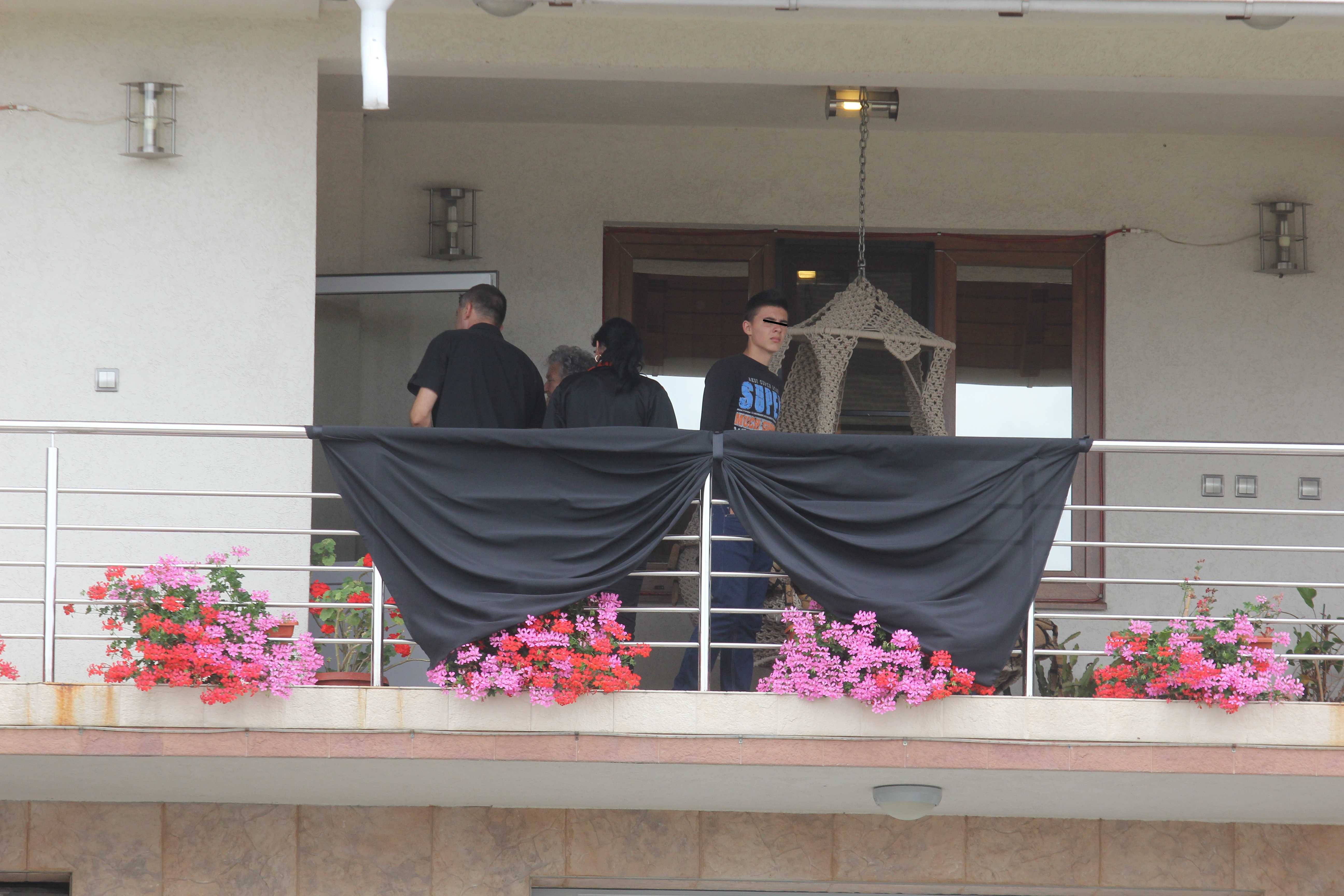 Apropiatii fostului consilier local Nicolae Dervis s-au agitat toata ziua pentru a pregati inmormantarea