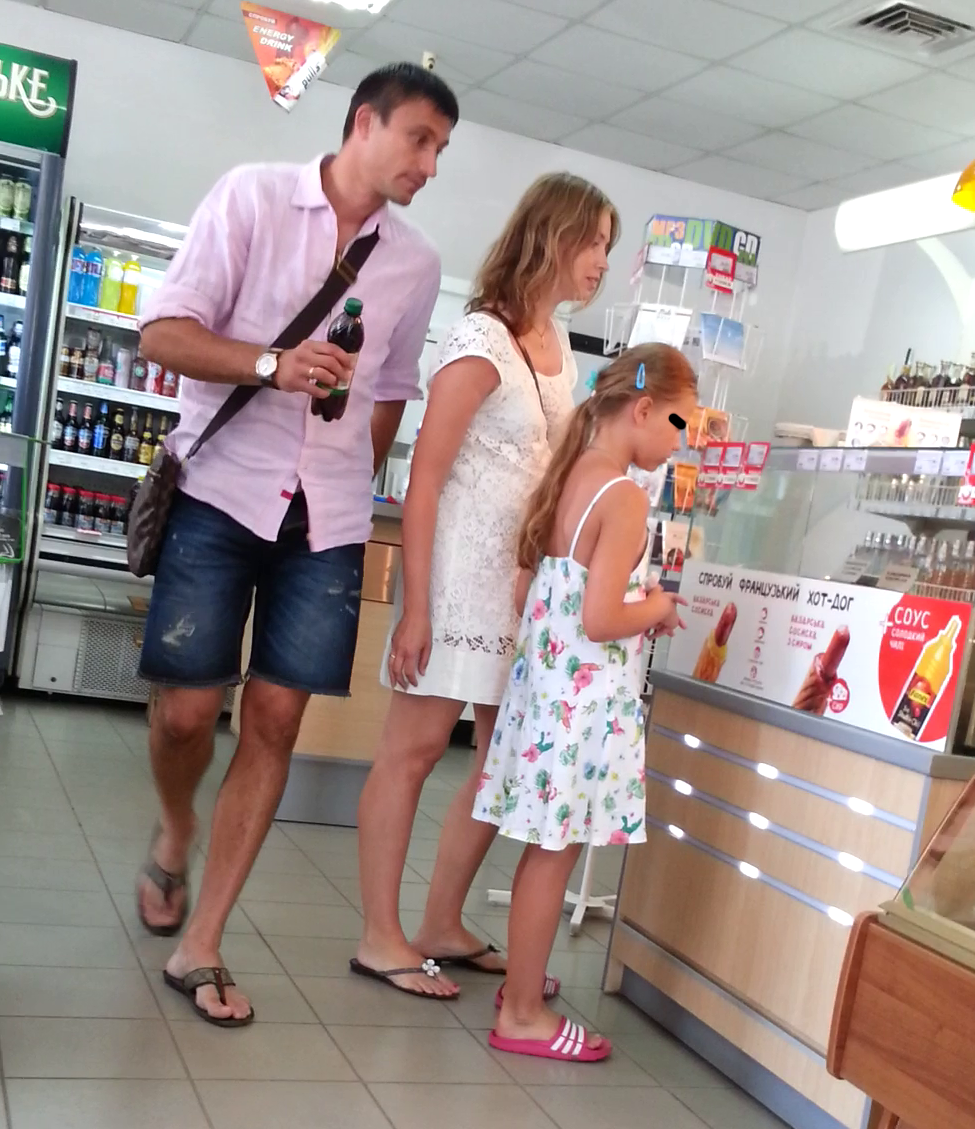 Fostul portar al Stelei a asteptat cuminte ca fiica si sotia lui sa-si cumpere cate un hot-dog