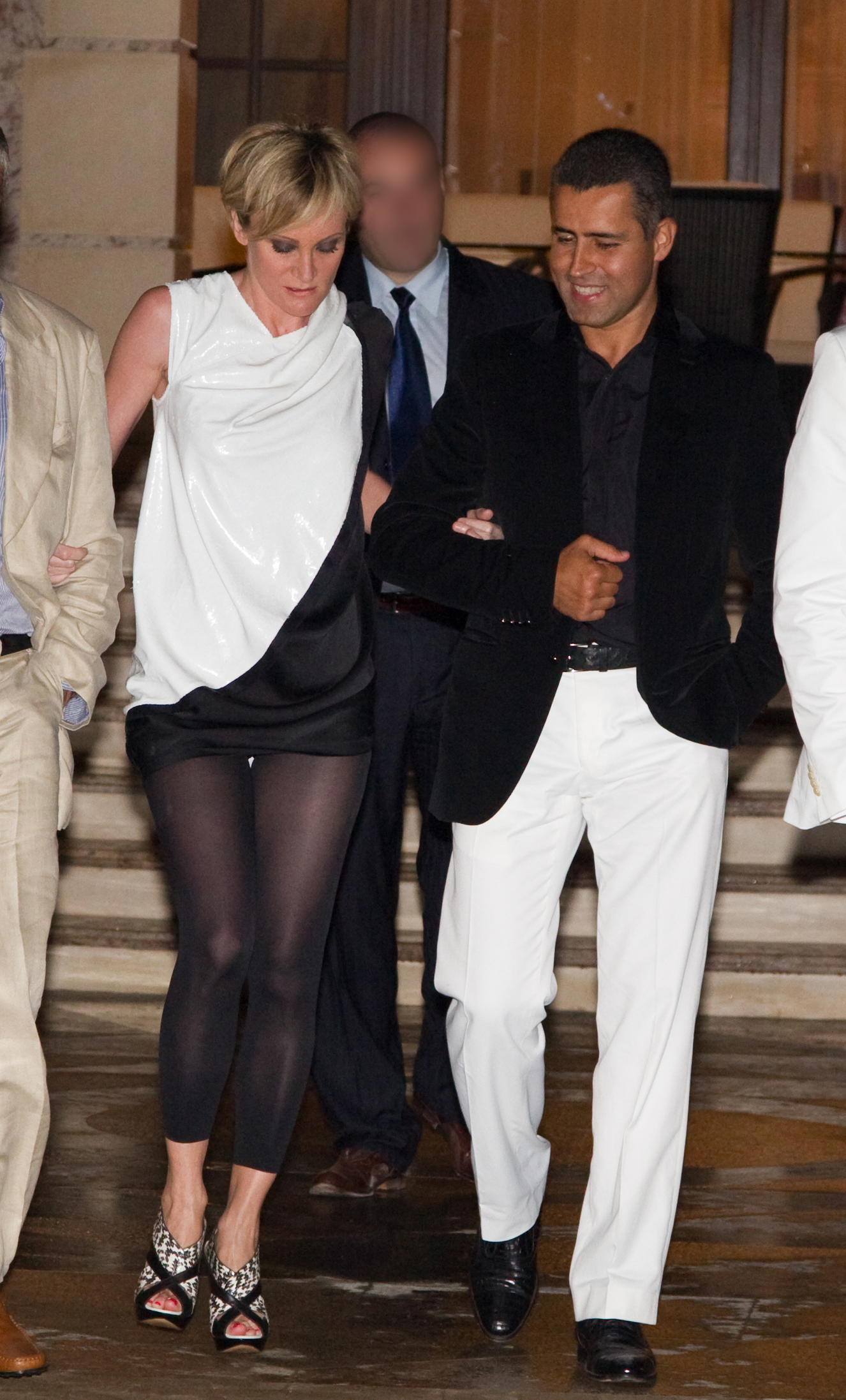 Imagine Q_Magazine. Patricia i-a cantat lui Remus Truica de ziua lui, in 2010, la petrecerea faraonica data de milionar la resedinta sa de la Snagov