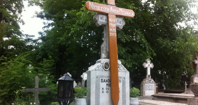 La mormantul Micai au fost puse doua ghivece cu flori