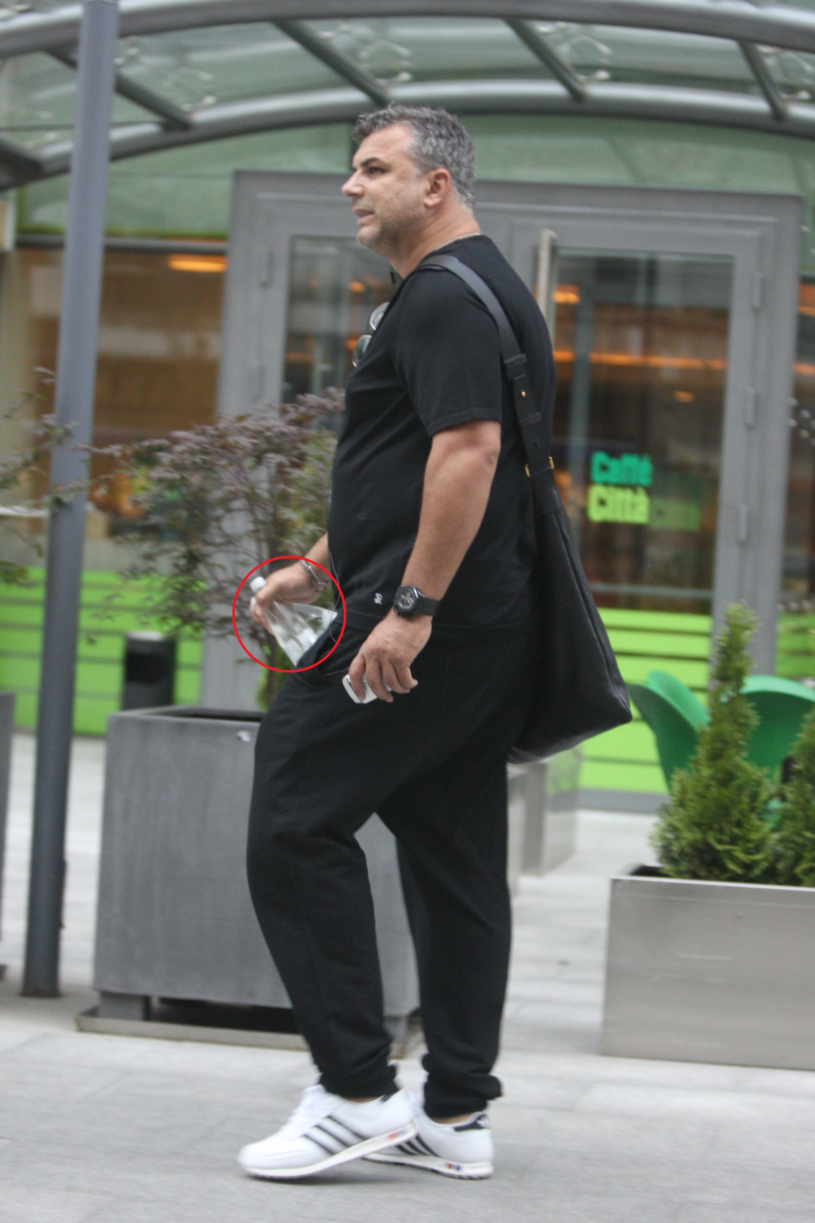 Antrenorul n-are succes in lupta cu kilogramele chiar daca a trecut la un regim de viata sanatos cu mult sport si... apa plata (medalion)!