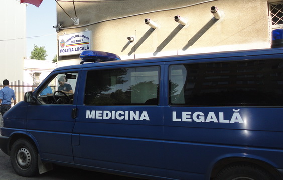 Medicina Legala a venit pentru a ridica cadavrul din subsolul Politiei Locale