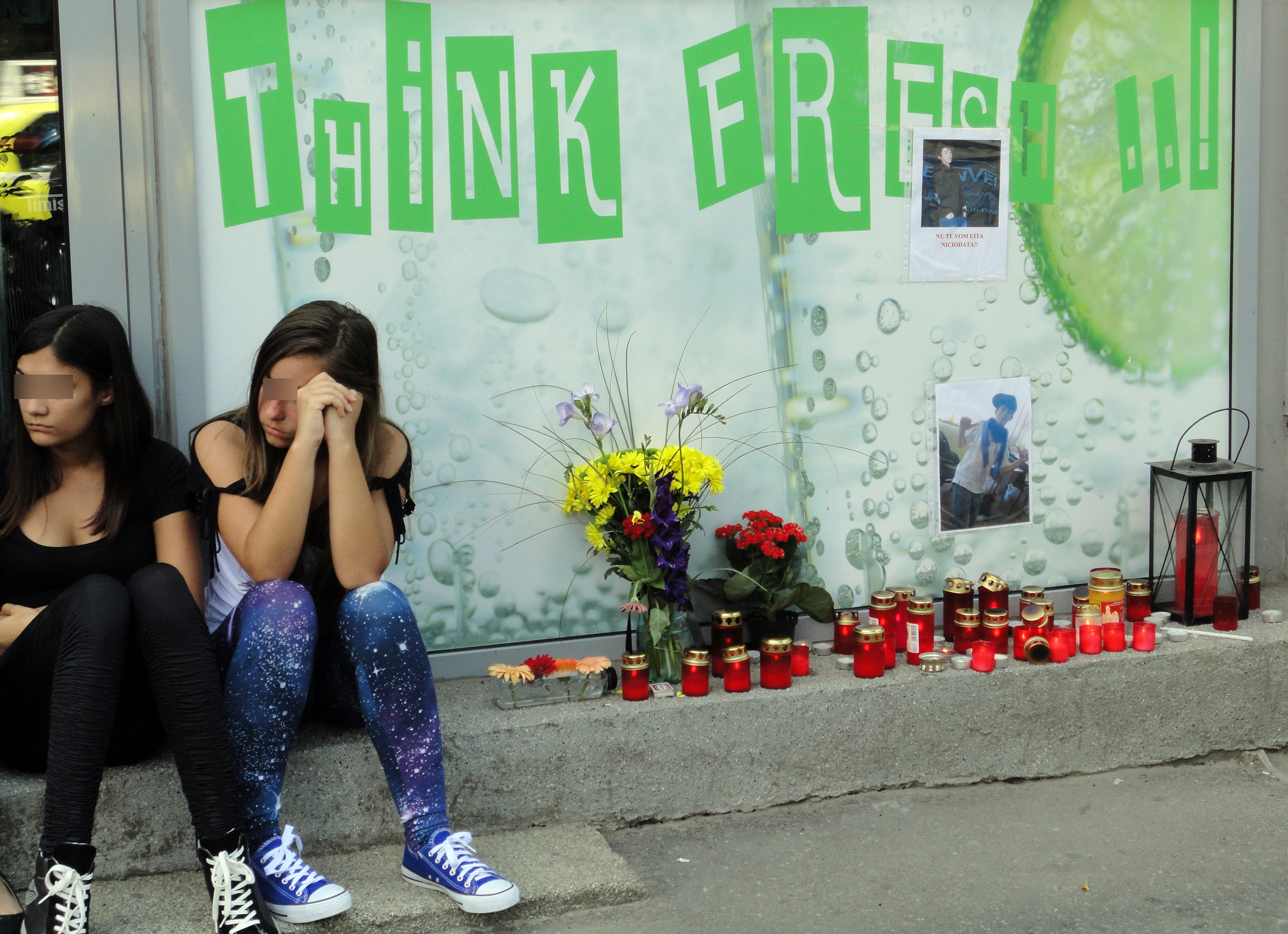 La rampa unde a murit tanarul erau astazi aprinse zeci de lumanari