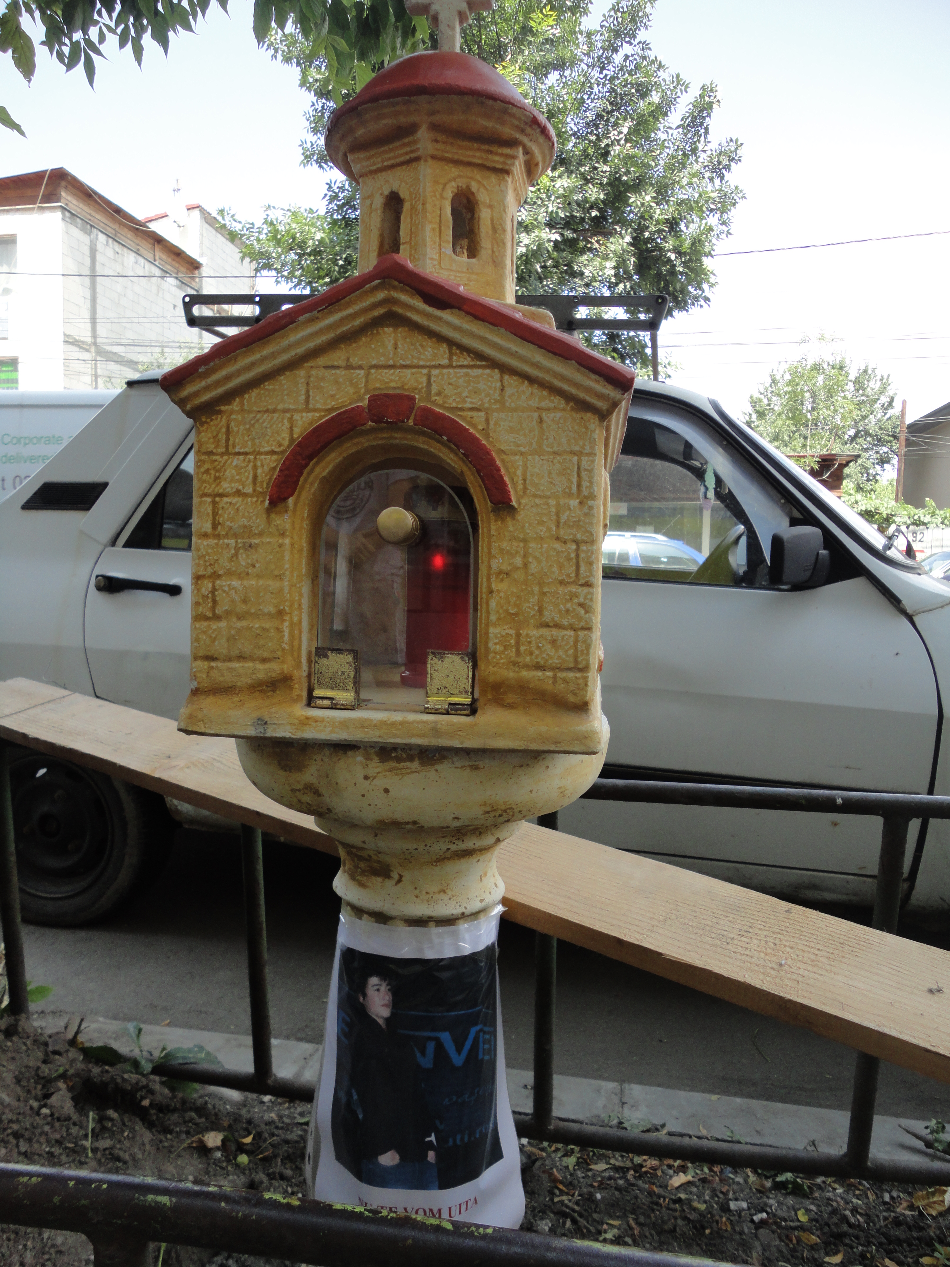 La fata locul a fost pusa o troita cu poza lui Rafael