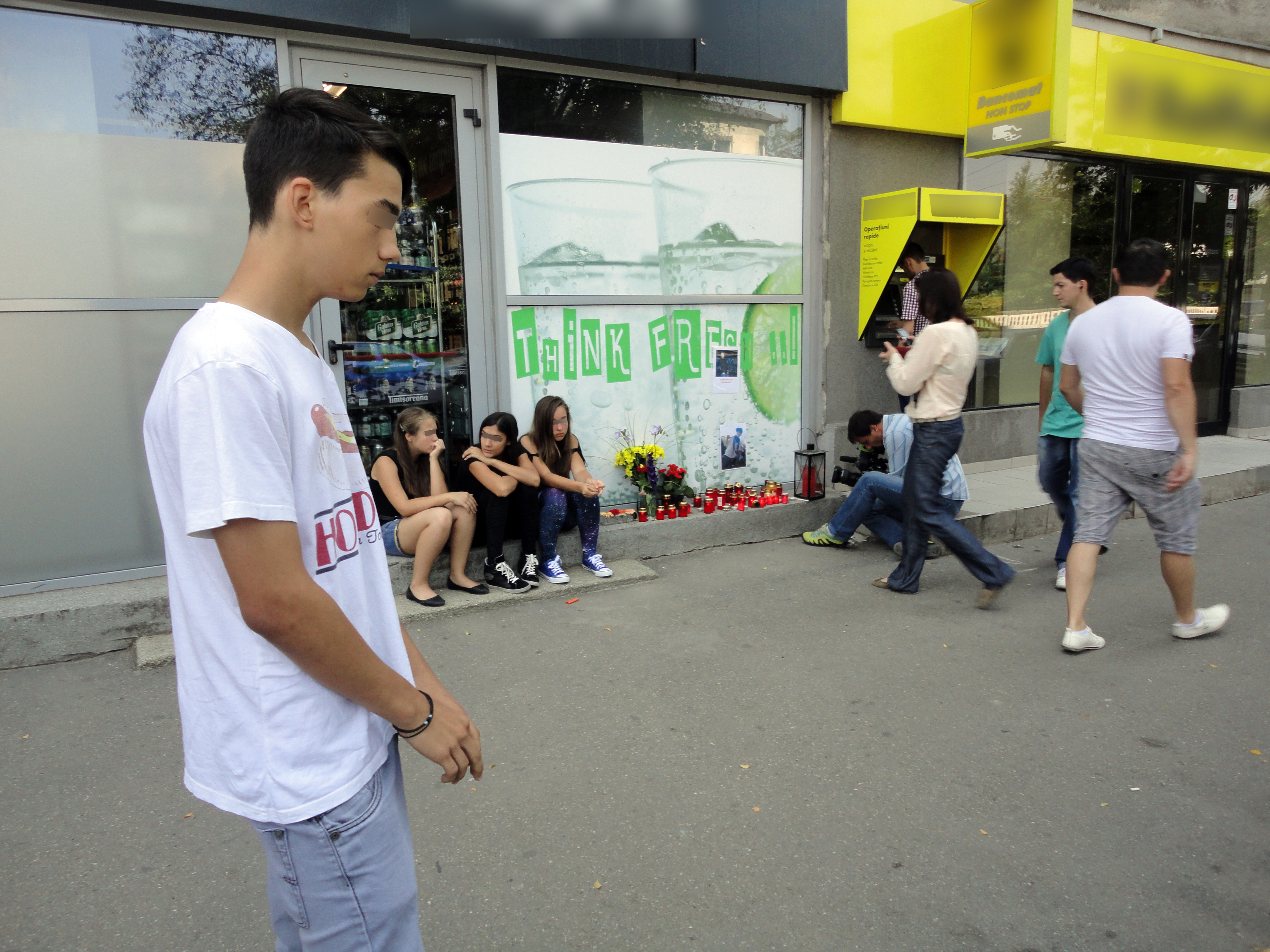 Prietenii sai au aprins o lumanare in memoria colegului lor