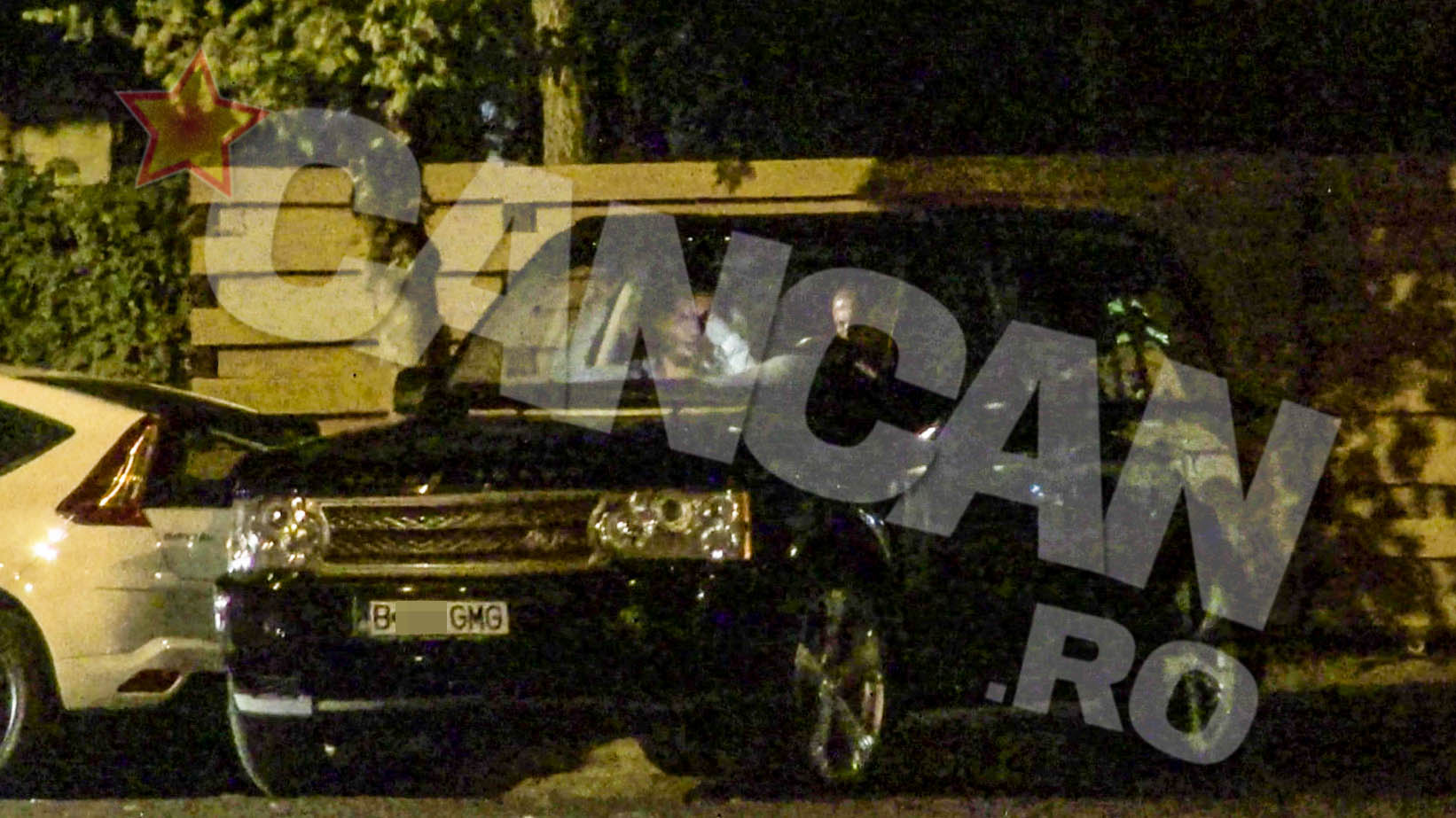 Mario asteapta agitat sa vina cealalta masina