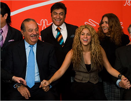 Carlos Slim, cel mai bogat om al planetei, alaturi de celebra cantareata Shakira