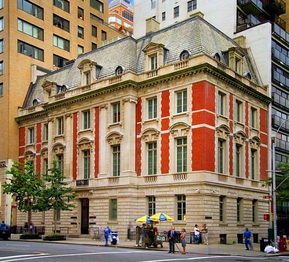 Miliardarul mai detine si o vila impunatoare in zona Manhattan din New York