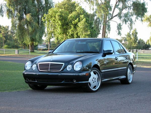 Carlos isi conduce singur masina