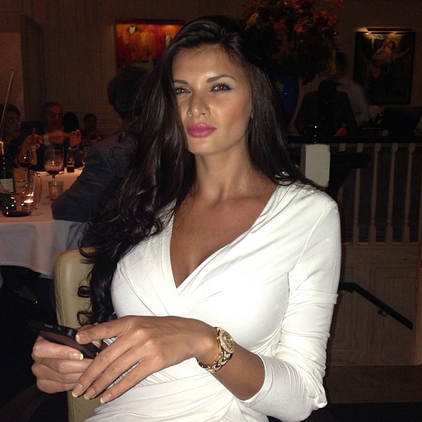 Ramona are la mana un ceas din aur alb si galben, incrustat cu diamante, ce valoreaza peste 20.000 de euro