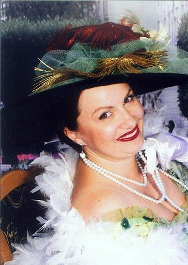 Fosta sefa a Starii Civile Iasi, Renata Marin s-a casatorit in 2006 cu tatal 