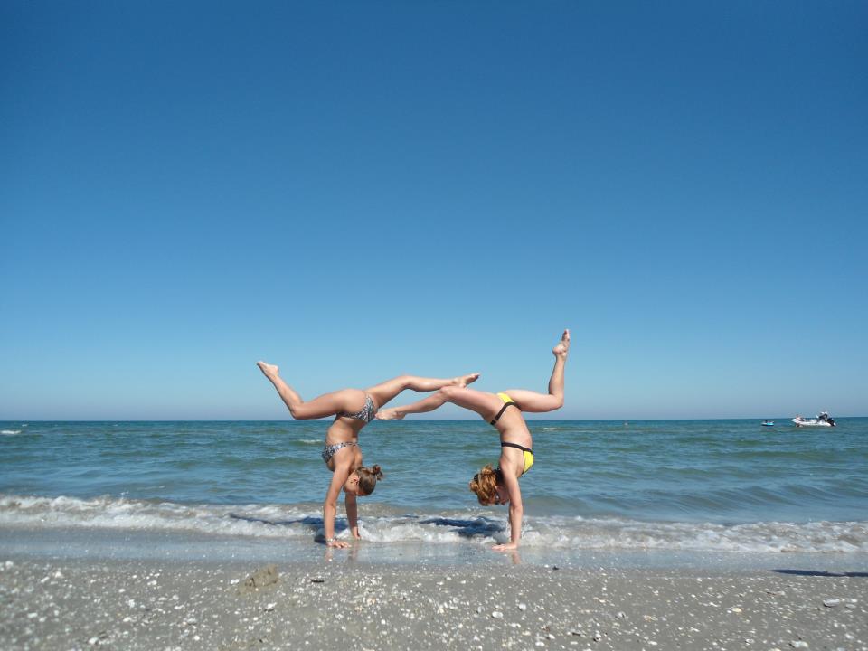 Monica Rosu si Silvia Stroescu isi mentin conditia fizica prin acrobatii pe plaja