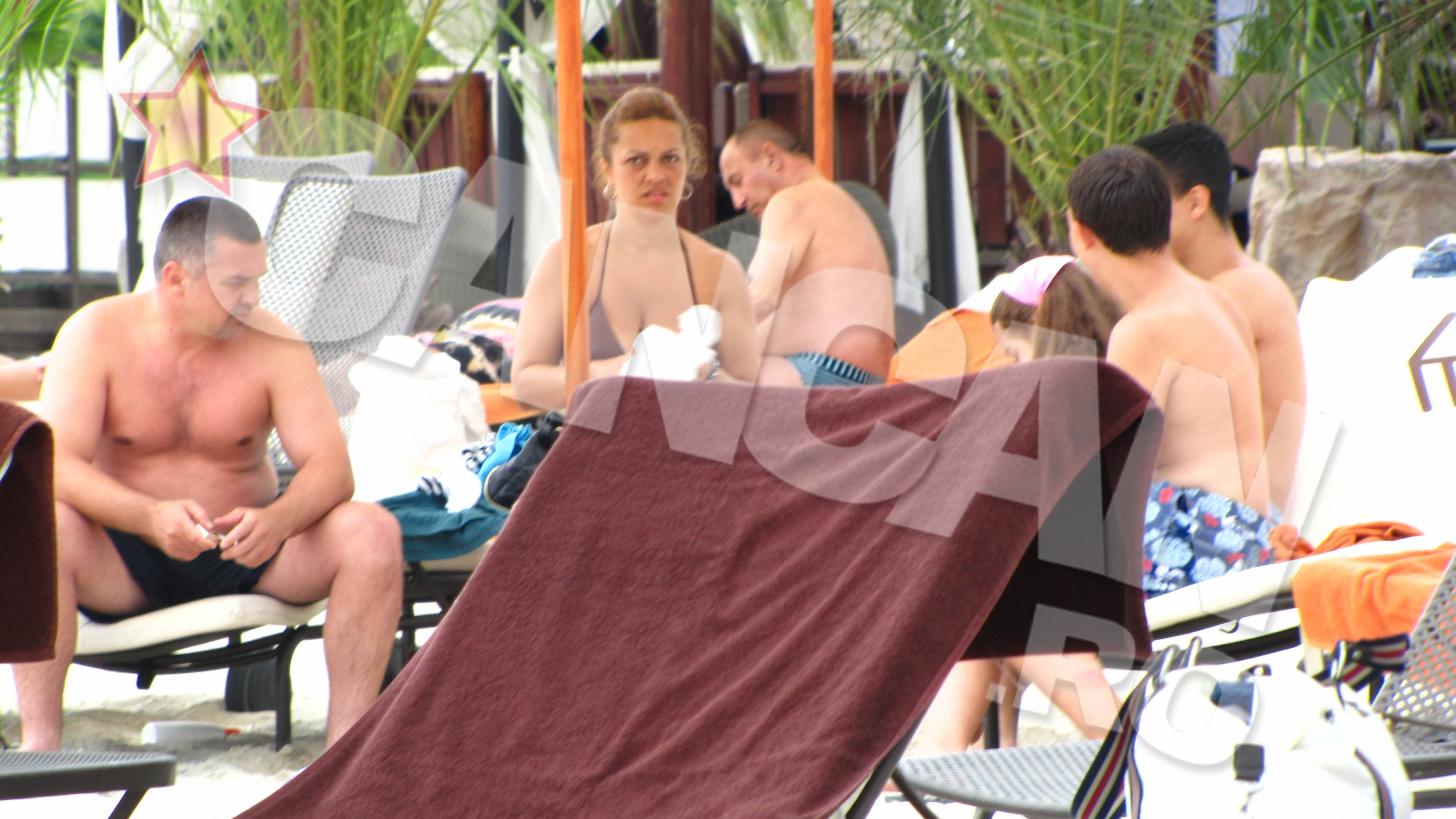 Dorofte si-a odihnit burtica la umbra, pe un sezlong