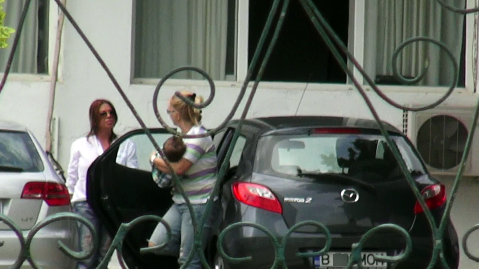 Soacra ei, Cristina, o ajuta in permanenta cu micutul Filip