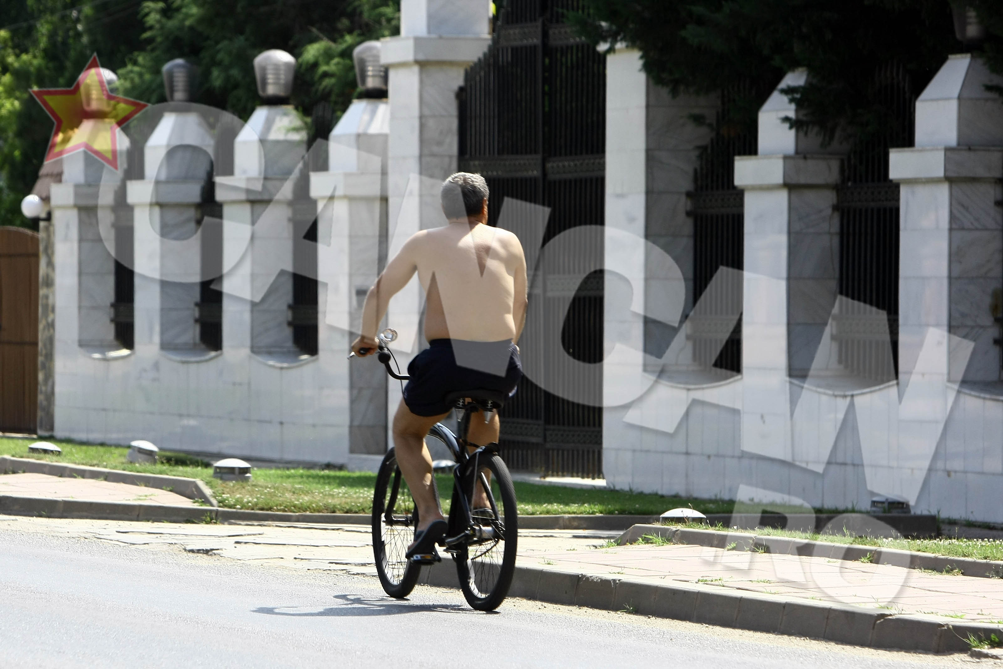 Impresarul ii saluta pe angajatii verisorului sau