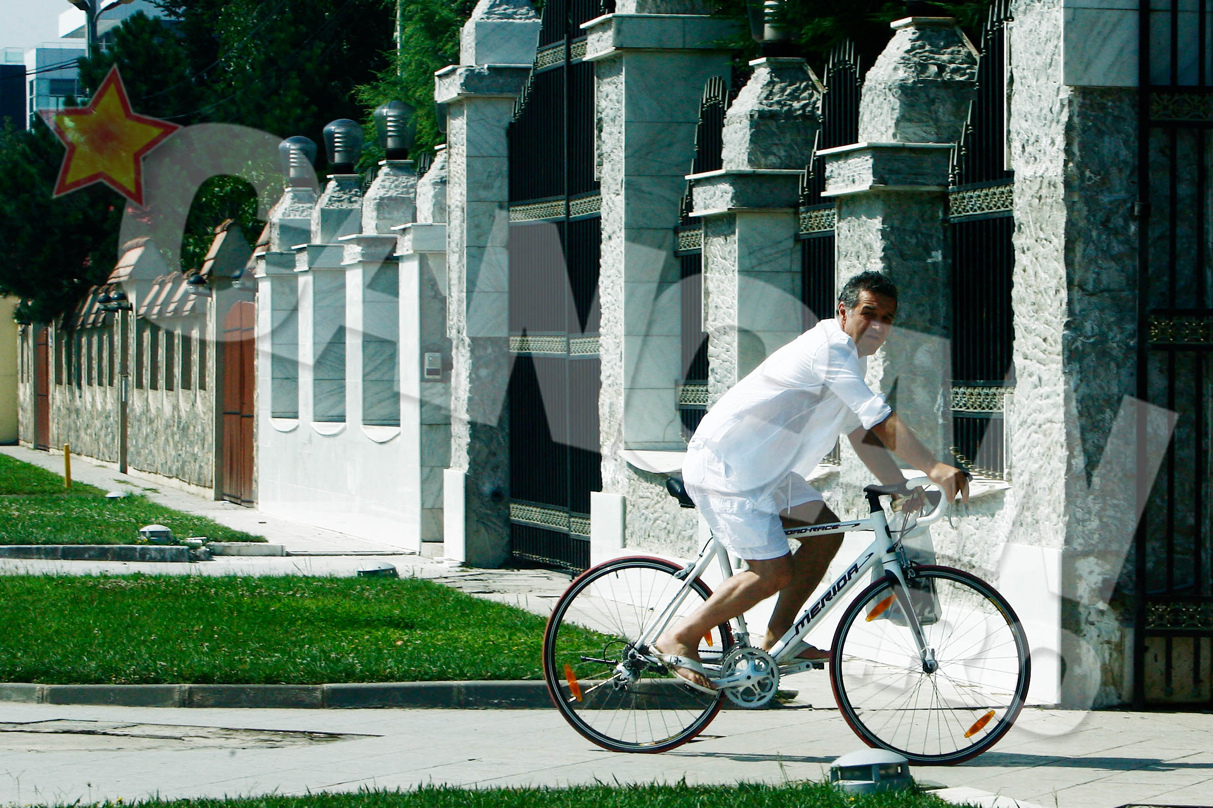 Prin acelasi loc, in urma cu 3 ani, se plimba cu bicicleta si Gigi Becali